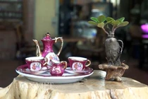 Bộ sưu tập gốm sứ siêu nhỏ của người đàn ông khổng lồ