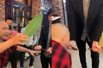 Chấn động "dị nhân" dùng một chiếc lá cắt đôi 8 que đũa