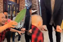 Chấn động "dị nhân" dùng một chiếc lá cắt đôi 8 que đũa