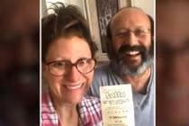 Chuyện lạ hôm nay: Vợ chồng trúng giải độc đắc, hành động lạ lùng...