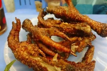 Sự thật rùng mình về món chân gà nướng bán khắp vỉa hè