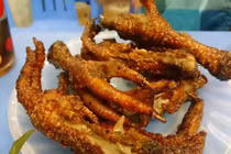 Sự thật rùng mình về món chân gà nướng bán khắp vỉa hè