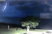 Xôn xao vật thể nghi UFO lượn trước mặt cảnh sát?