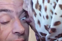 Rùng mình kiểu chữa bệnh lạ hoắc... bằng lưỡi của cụ bà