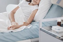 Cô gái nằm liệt giường suốt một thập kỷ vì chứng bệnh lạ