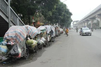 Hà Nội: Vì sao người dân chặn xe chở rác vào bãi Nam Sơn?