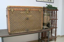 Dùng rương cũ đựng ngô, cặp đôi choáng váng phát hiện điều xa xỉ...