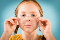 Bé gái 2,5 tuổi cận 900 độ, lộ nguyên nhân ai cũng sợ 