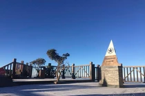 Kỳ thú mùng 2 Tết: Fansipan băng giá trong khi cả miền Bắc nắng chang chang 