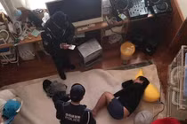 Kỳ quặc nhà gắn đầy cảm biến, camera, có người "xuyên không" vào