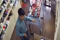 Nam thanh niên nói tiếng Trung Quốc lừa tiền nhiều cửa hàng Đà Nẵng