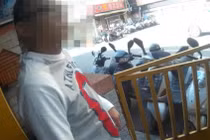 Vừa dùng điện thoại vừa lái xe, người đàn ông còn xử sự "dị" 