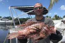 Bắt được cá sư tử khổng lồ, to nhất Đại Tây Dương 