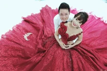 Cô dâu 62 tuổi: 2 vợ chồng ôm nhau khóc vì nhận 10 nghìn câu chửi