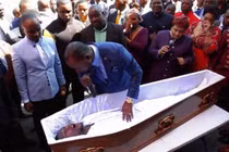 Thầy cúng khiến người chết sống dậy, công ty tang lễ "nổi sung"