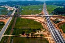 Cận cảnh vòng xoay cao tốc 34.500 tỷ sụt lún cần 300 ngày khắc phục