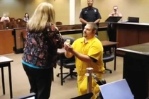 Màn cầu hôn độc lạ... khiến cô dâu vừa "đau tim" vừa hạnh phúc