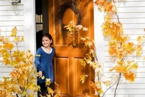 Tận dụng lá vàng mùa thu để làm đồ trang trí sinh động, lạ mắt