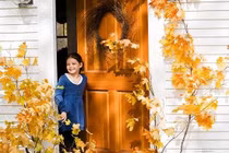 Tận dụng lá vàng mùa thu để làm đồ trang trí sinh động, lạ mắt