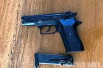 Chê tiền bo ít, nữ tiếp viên gọi bạn mang súng đến xử khách