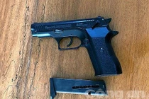 Chê tiền bo ít, nữ tiếp viên gọi bạn mang súng đến xử khách