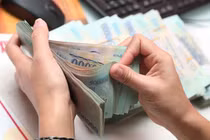 Thống đốc yêu cầu các ngân hàng ‘cấm cửa’ cán bộ tham gia ‘tín dụng đen’