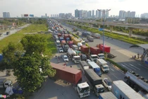 Rợn người cảnh hung thần xa lộ container đặc kín đường