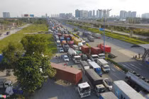 Rợn người cảnh hung thần xa lộ container đặc kín đường