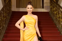 Thuý Ngân bị mất túi xách hiệu hàng chục triệu đồng ở lễ trao giải