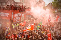 Biển người nhuộm đỏ Liverpool trong lễ rước cúp của thầy trò Klopp