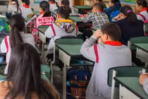 Bắt học sinh tự tát vào mặt mình hàng chục cái, giáo viên bị đình chỉ việc