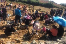 Dân đổ xô đào hòn đá lạ lùng, hí ha hí hửng để rồi...