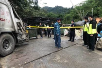 Thấy túi rác lạ lùng, tò mò, công nhân phát hiện kinh dị...