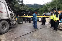 Thấy túi rác lạ lùng, tò mò, công nhân phát hiện kinh dị...