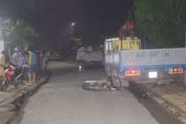 Người đàn ông đi xe tử vong do tông vào ôtô tải đỗ bên đường