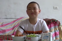 Kỳ lạ cậu bé ăn 5 lần/ngày... hóa ra vì điều trân quý