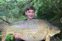 Thiếu niên "sát cá", bắt được thủy quái khổng lồ gây sốc