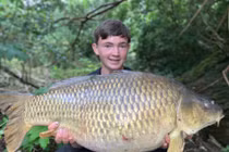 Thiếu niên "sát cá", bắt được thủy quái khổng lồ gây sốc