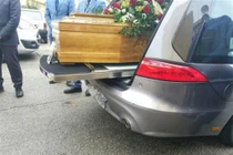 Chở quan tài đi chôn, lái xe nghe tiếng động, sự thật hãi hùng...