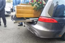 Chở quan tài đi chôn, lái xe nghe tiếng động, sự thật hãi hùng...