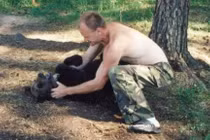 Rùng mình thợ săn nhận nuôi gấu mắc bẫy, nhận điều kinh hoàng 