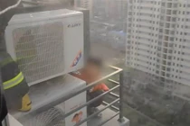 Trốn bác ruột, cậu bé làm điều ai cũng thót tim kinh sợ