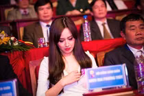 Mai Phương Thúy, Nhã Phương loay hoay che chắn vòng 1 vì váy hở hiểm