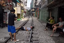 Cà phê đường tàu vắng hoe, chủ quán đóng cửa nằm dài selfie