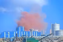 Vệt khói màu nâu đỏ bất thường xuất hiện ở Hòa Phát Dung Quất