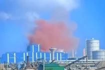 Vệt khói màu nâu đỏ bất thường xuất hiện ở Hòa Phát Dung Quất