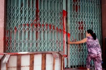 Kêu cứu vì bị nhóm đòi nợ thuê tạt sơn, dọa giết cả nhà