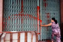 Kêu cứu vì bị nhóm đòi nợ thuê tạt sơn, dọa giết cả nhà