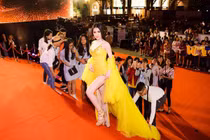 Thư Dung tới thảm đỏ Mai Vàng chụp ảnh, tạo dáng 'làm lố' rồi về