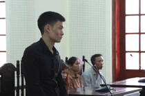 Bạn gái bị trêu ghẹo, nam thanh niên cầm dao đâm thấu tim đối thủ